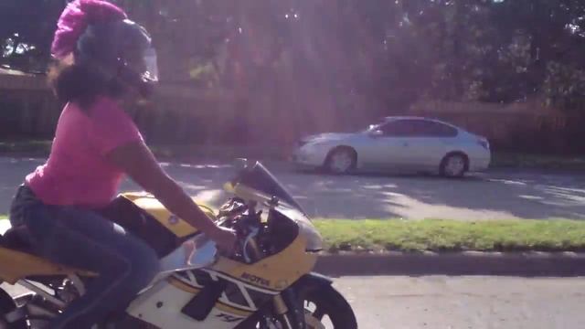 Девушка байкер повиляла попой. Girl biker influenced booty. смотреть онлайн