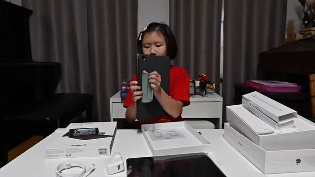 Unboxing 7th Generation of iPAD, Apple Pencil Gen1 and Logitech Folio Keyboard/casing. смотреть онлайн