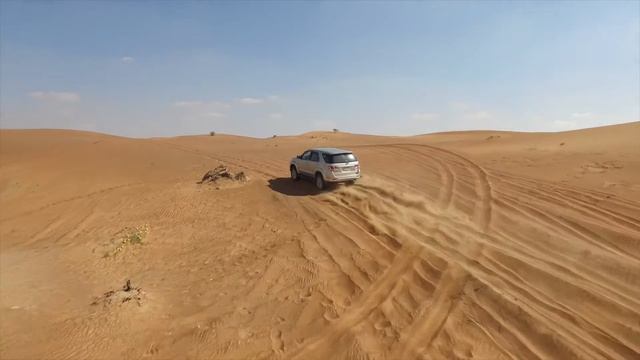 DJI Inspire 1 Chasing a Toyota Fortuner in the Desert - Dubai смотреть онлайн