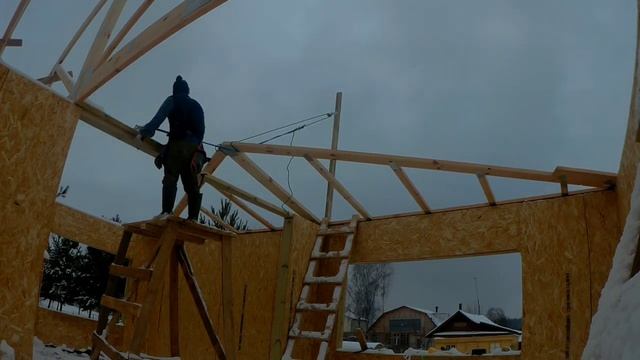 Установка фермы МЗП вертикально без крана в одни руки. Raising wooden truss without crane. смотреть онлайн
