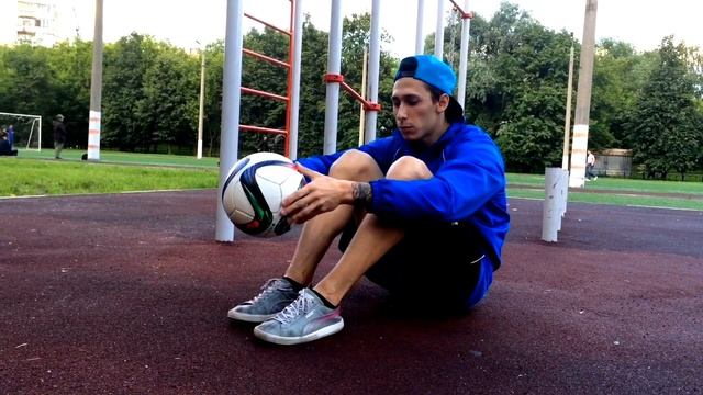 УРОК №1 | УЧИМСЯ ЧЕКАНИТЬ МЯЧ | ЖОНГЛИРОВАНИЕ | HOW TO JUGGLE? +ENG SUB смотреть онлайн