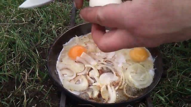 Завтрак на рыбалке , яичница на земле смотреть онлайн