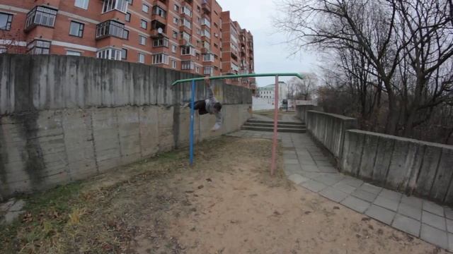 Долёт с турника на стену 90 в рол (Parkour Tricks) смотреть онлайн