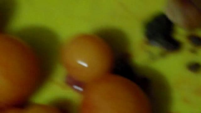 Тушка курицы несушки с зародышами яиц. смотреть онлайн