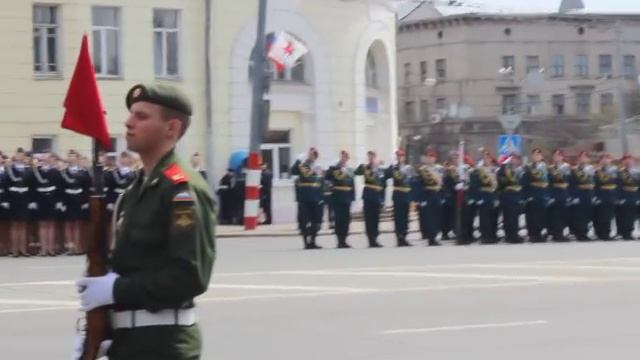 Девушке-курсанту стало плохо во время репетиции парада Победы в Нижнем Новгороде смотреть онлайн