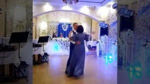 Супер душевный танец мамы и сына на свадьбе