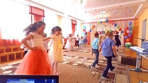 Общий весёлый танец "Первоклашки" на Выпускной в д/с