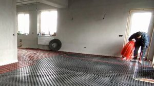 МОНТАЖ ТЕПЛОГО ПОЛА.УКЛАДЫВАЮ ТРУБУ ТЕПЛОГО ПОЛА В МАТЫ С БОБЫШКАМИ.