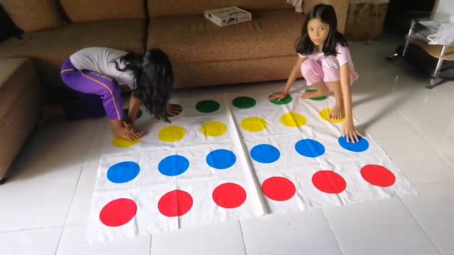 Playing a Twister Game! ( First Vlog!) | Thea&Gail смотреть онлайн