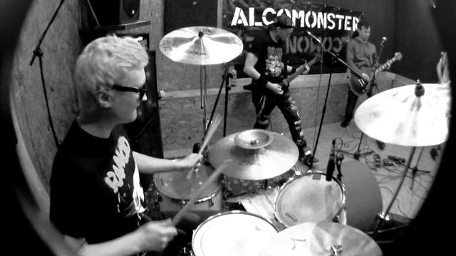 iWi Studio: Alcomonster - Booze, blood & fight (Rabies cover) (Live) смотреть онлайн