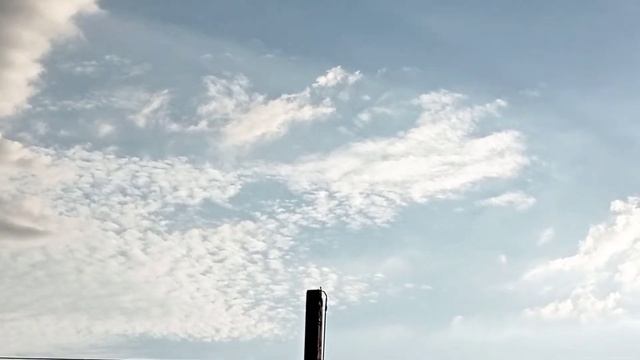 Облака, умершая гроза и растущая Луна 29 сентября 2022 года смотреть онлайн
