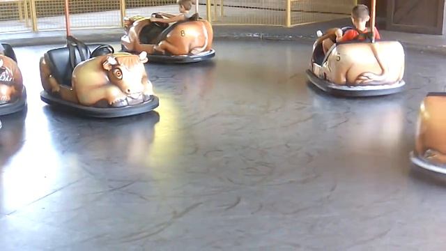 Детский автодром в парке Port Aventura. смотреть онлайн