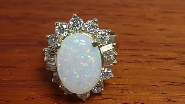 Бриллиантовое кольцо с опалом