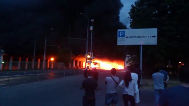 Пожар под мостом Победы на Войковской в Москве 12 августа 2014 видео 2 смотреть онлайн