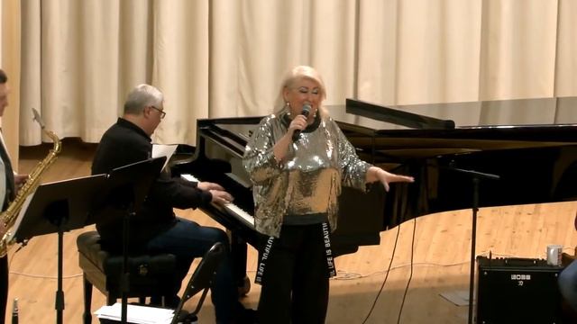 Лирическая песенка Lyrical Song (Всё стало вокруг голубым и зелёным) из к/ф "Сердца четырех" смотреть онлайн