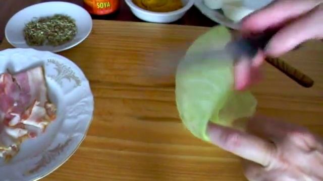 Горячая закуска "Бекон с сыром в капустных конвертиках" смотреть онлайн