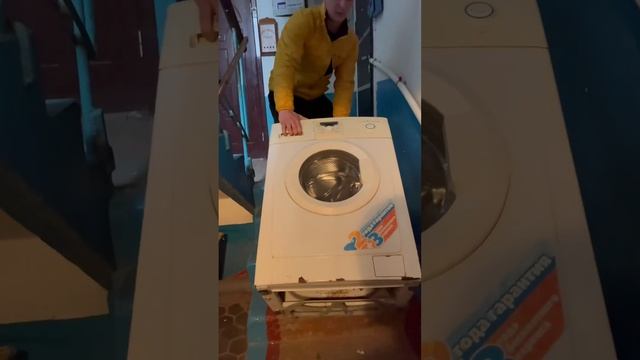 Как самому спустить машинку по лестнице смотреть онлайн