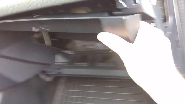 ?Nissan Qashqai J11 - how to change glove box light bulb смотреть онлайн