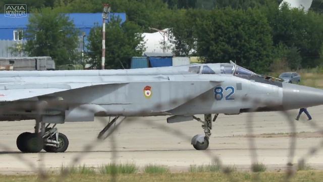 Mig-31 "Foxhound" long range interceptor, prepared, startup and takeoff. смотреть онлайн
