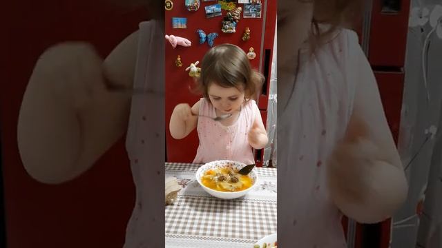 #приколысдетьми. Арина хвалит мамин борщ .Приколы с детьми.Смешные малыши. смотреть онлайн