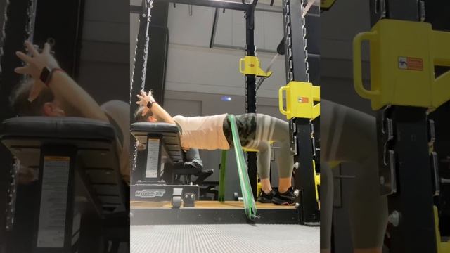 Подъёмы таза с резиной с паузой в верхней точке 5 сек