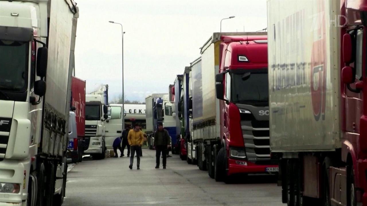 На Украине начались проблемы с поставками топлива после блокировки приграничных КПП смотреть онлайн