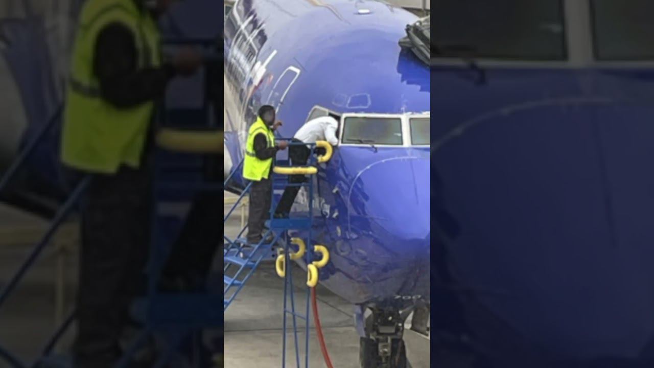 Пилот ЗАБЫЛ ключи от самолёта и полез в окно! #short #интересно #авиация смотреть онлайн