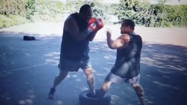 БОКС boxing упражнение для постановки глухой защиты☝? показывает дядя Коля смотреть онлайн