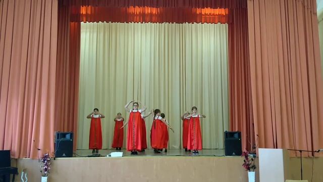 Русский хоровод. (Студия народных танцев «Сказка», хореограф: Подвальнюк В.П.) смотреть онлайн