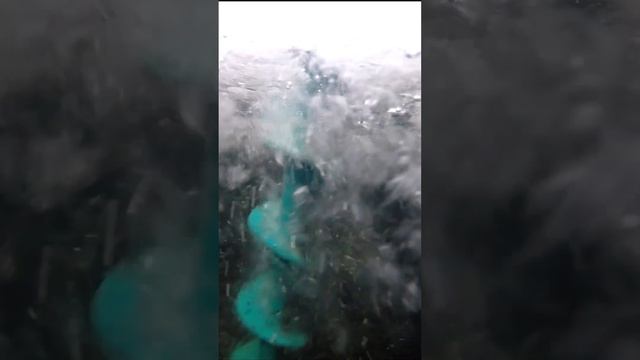 Сверление лунки во льду Подводное видео #рыбалка #fishing #shortvideo смотреть онлайн