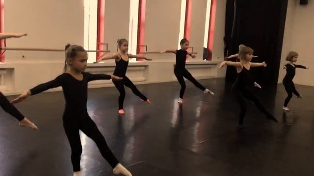 Totem kids 1 class - contemporary dance - teacher Kristina Slobodianiuk смотреть онлайн
