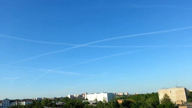 Полосы на небе от самолетов. смотреть онлайн