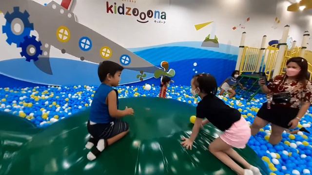 WOW! Comet visits The Most Amazing Web Bridge in KIDZOONA Indoor Playground. #kidzoona смотреть онлайн