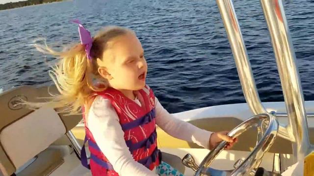 Addi's first driving lesson on the water😨 смотреть онлайн