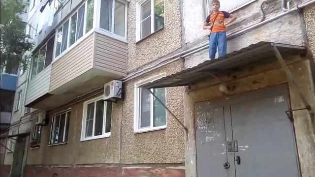 Как залезать на козырек