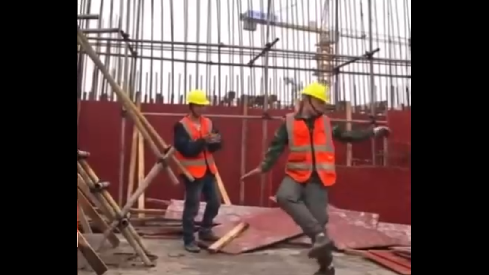 Строители развлекаются смотреть онлайн