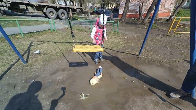 Ляля упала с качели смотреть онлайн