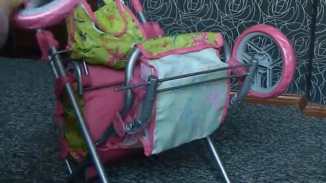 Ева собирает коляску для кукол 