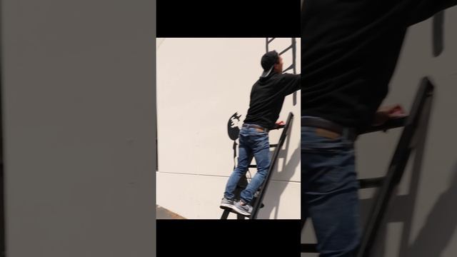 Невероятно крутой трюк с лестницей! смотреть онлайн