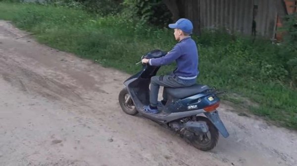 Учусь кататься на мопеде!