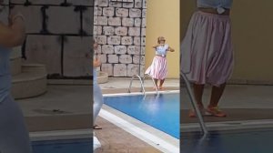 Турция мужчина в женской одежде зажигает