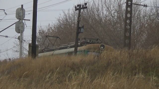 Тапок и вл'ка: ТЭП70-0088 с пригородным поездом и ВЛ8М-637 с грузовым в окрестностях ст.Встречный смотреть онлайн