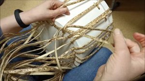 Кашпо из ротанга в технике обратное плетение