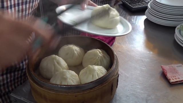 Taiwanese Street Food - Dumplings, Scallion Omelet, Scallion Omelet Pancake / 湯包, 蔥花蛋, 蛋餅 смотреть онлайн
