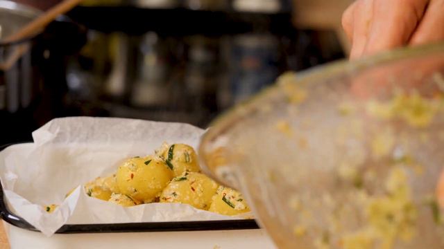 Картофи с пармезан, розмарин и масло смотреть онлайн