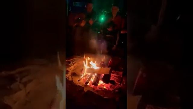 Песни под гитару у костра на берегу озера. Что может быть романтичнее? смотреть онлайн