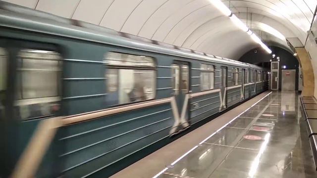 Метропоезд Номерной прибывает на станцию метро Окружная. смотреть онлайн
