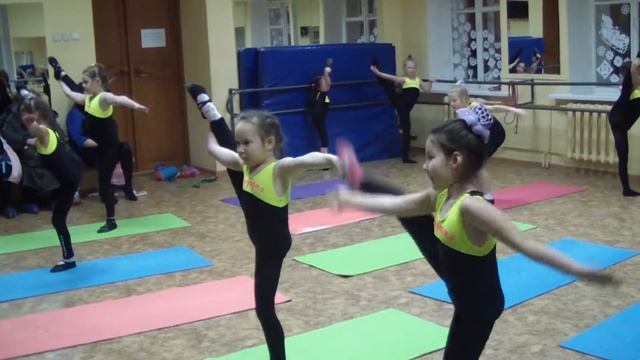 Открытый урок Ансамбля эстрадного танца «Сюрприз» ДДТ Первомайского р-на г. Ижевска 25.12.2017 смотреть онлайн