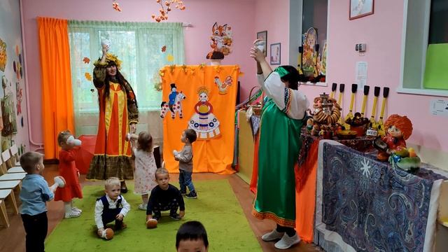 Праздник "Осенняя ярмарка" в младшей группе детского сада "Маленькая страна" в Одинцово осенью 2023 смотреть онлайн
