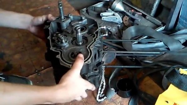 Установка механизма кик-стартера.